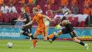 Gelandang timnas Belanda, Frenkie de Jong berebut bola dengan gelandang Austria, Xaver Schlager pada laga kedua Grup C Euro 2020 di Johan Cruijff Arena, Amsterdam, Jumat (18/6/2021) dini hari WIB. Tuan rumah Belanda berhasil mengalahkan Austria 2-0. (AP Photo/Peter Dejong, Pool)
