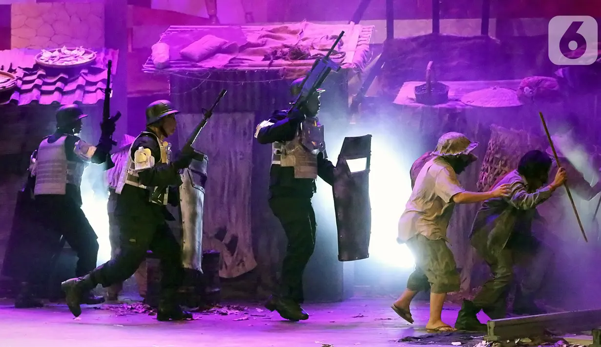 Pemain Teater Koma mementaskan lakon J J Sampah Kota di Graha Bhakti Budaya, Taman Ismail Marzuki, Jakarta, Kamis (7/11/2019). Musik K-Pop dan lagu-lagu lagi hits di kalangan milenial menjadi ramuan segar dari pertunjukan Teater Koma. (Fimela.com/Bambang E Ros)
