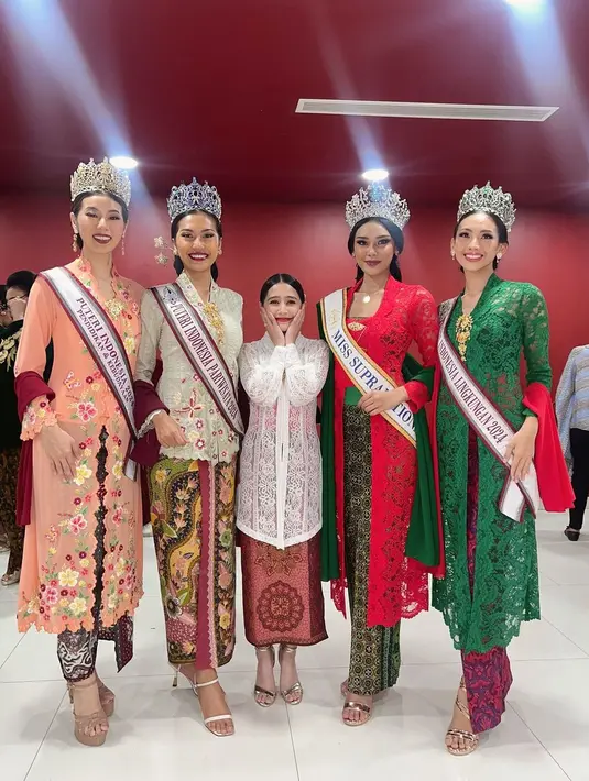 Kebaya ini dipadukan dengan long torso putih dan angkin berwarna merah serta kain Batik bermotif besar. Open toe heels berwarna emas jadi penutup outfit Prilly. [@prillylatuconsina96]