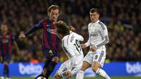 Luka Modric dan kompatriot asal Kroasia, Ivan Rakitic saling jegal di El Clasico (LLUIS GENE / AFP)