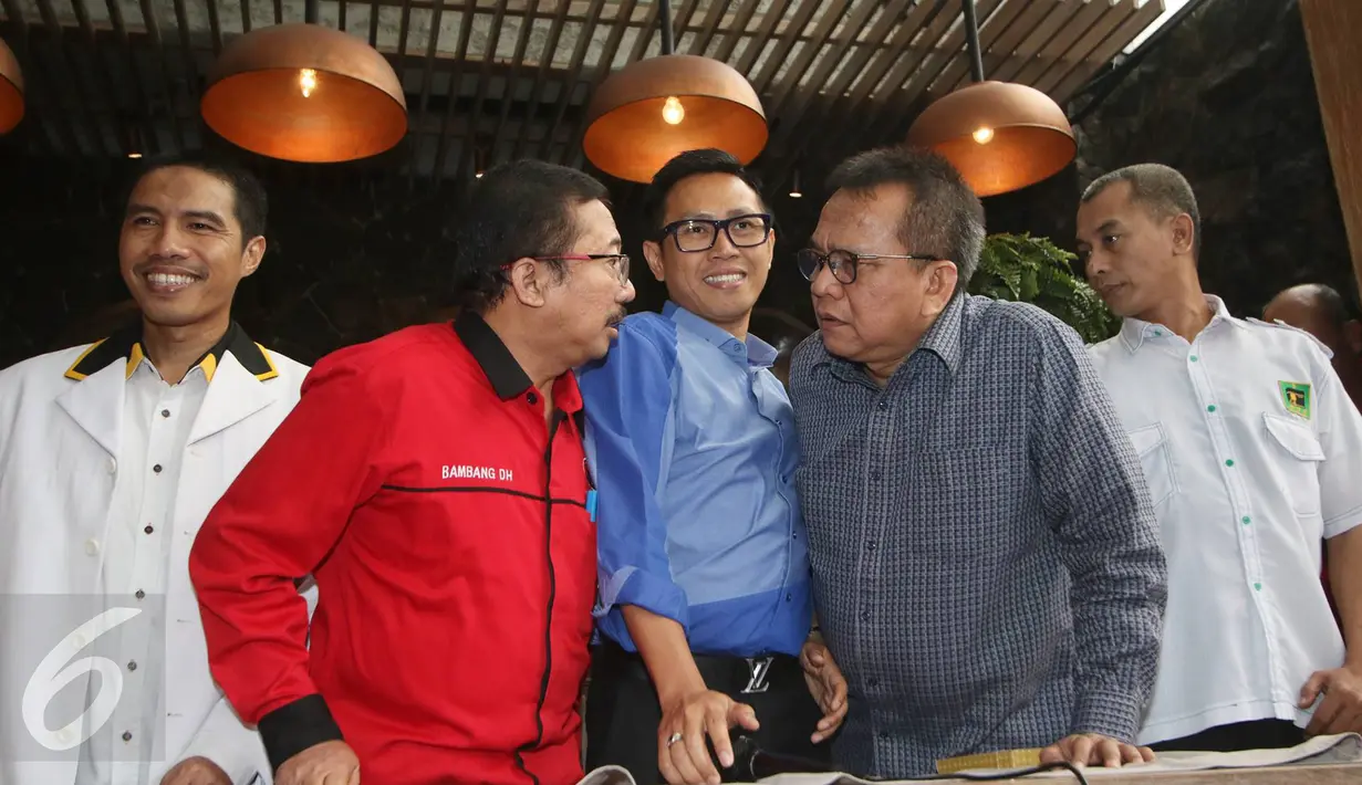 Plh Ketua DPD PDIP DKI Bambang DH, Ketua DPW PAN DKI Eko Patrio dan Ketua DPD Gerindra DKI M Taufik usai menggelar pertemuan terkait pembentukan Koalisi Kekeluargaan untuk menghadapi Pilgub DKI 2017, Jakarta, Senin (8/8). (Liputan6.com/Immanuel Antonius)