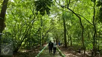 Pengunjung mengunjungi Hutan Kota Srengseng, Kembangan, Jakarta, Rabu (29/3). Pemprov DKI Jakarta akan menjadikan Hutan Kota Srengseng, Kembangan, Jakarta Barat menjadi salah satu destinasi wisata di Jakarta. (Liputan6.com/Gempur M Surya)