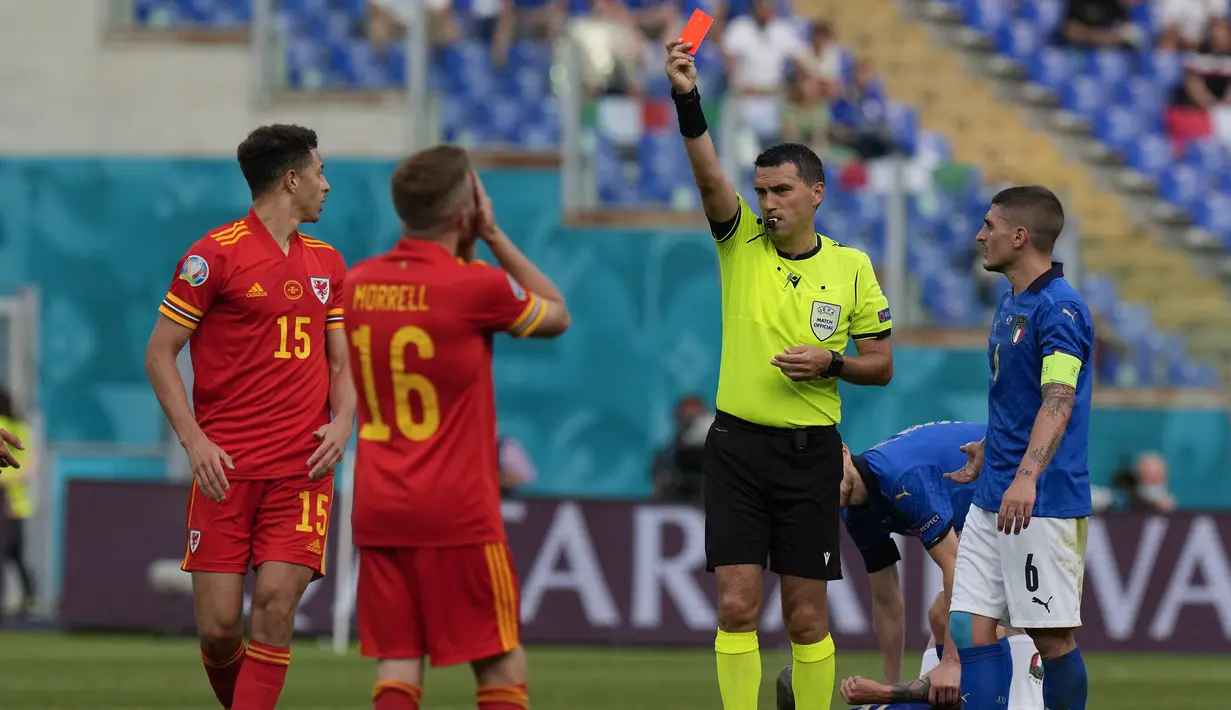 Wales harus bermain dengan 10 pemain pada menit ke-56 saat bek Ethan Ampadu (kanan) dikartu merah wasit karena melakukan tekel yang terlambat terhadap Federico Bernardeschi. (Foto: AP/Pool/Alessandra Tarantino)