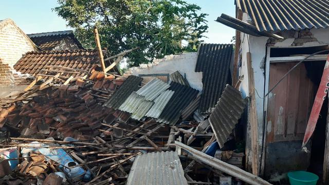 <span>Rumah rusak akibat gempa di Jember, Jawa Timur, Kamis (16/12/2021). (Dokumentasi BNPB)</span>