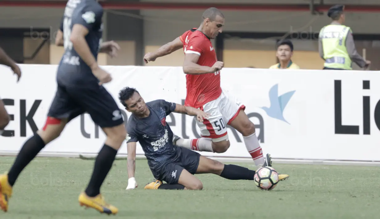 Striker PSM, Ferdinand Sinaga, berusaha merebut bola dari striker Persija, Bruno Lopes, pada laga Liga 1 di Stadion Patriot, Bekasi, Selasa  (15/8/2017). Persija bermain imbang 2-2 dengan PSM. (Bola.com/M Iqbal Ichsan)