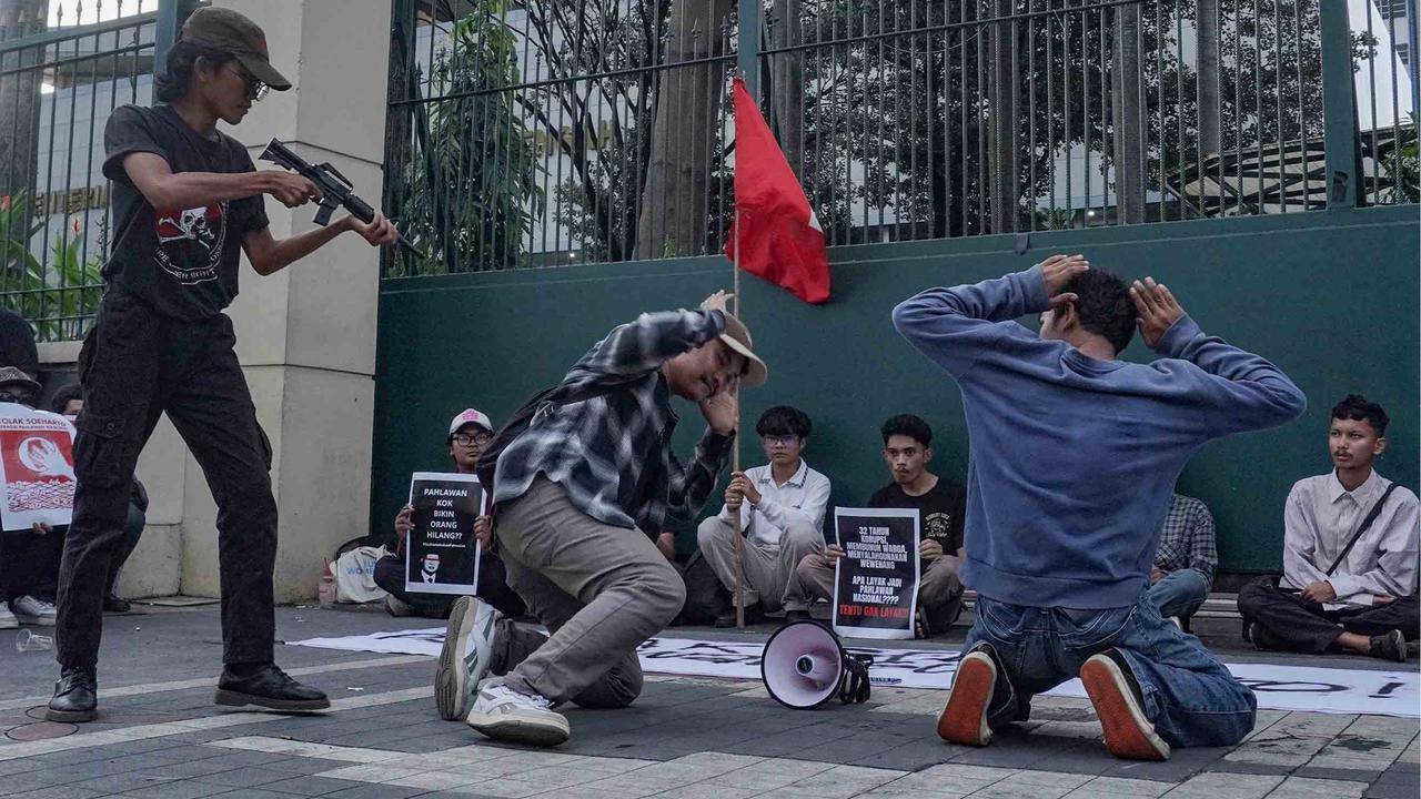 FOTO: Aktivis Gelar Aksi Tolak Penganugerahan Gelar Pahlawan untuk Soeharto