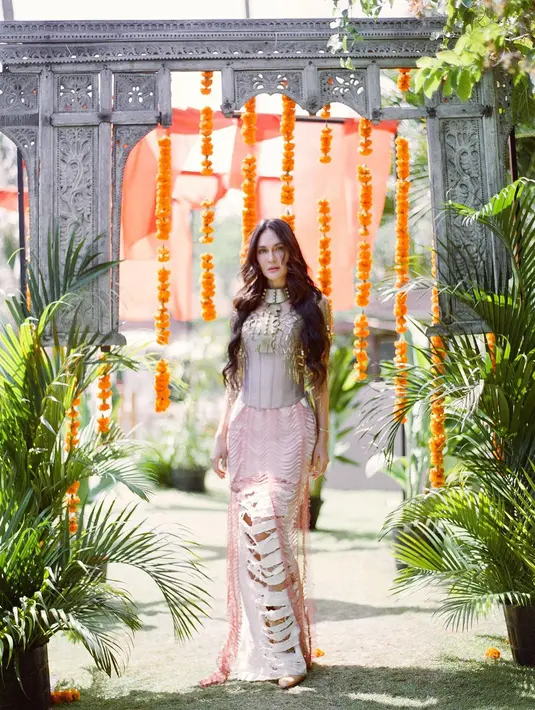 Luna tampil memesona mengenakan atasan corset silver dari @one_off_ones dipadu dengan rok drappery yang unik dari @allyshanila.  [Foto: Instagram/@gerrykrista]