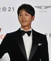 Aktor Korea Selatan Song Joong Ki berpose di karpet merah Busan International Film Festival (BIFF) ke-26 di Busan Cinema Center, Busan, Korea Selatan, 6 Oktober 2021. (Jung Yeon Je/AFP)
