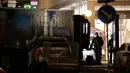 Petugas keamanan setempat berjaga di dekat truk yang menabrak kerumunan orang di Jalan Drottninggatan, pusat kota Stockholm, Swedia (8/4). Truk yang menewaskan 4 orang tersebut diketahui milik perusahaan bir Spendrups. (AP Photo / Markus Schreiber)