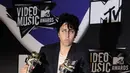 Seperti tidak ada habisnya membuat kejutan, kini Lady Gaga bergaya seperti laki-laki di acara ‘MTV Video Music Awards’ di California, Amerika (28/8/2011). (Bintang/EPA)