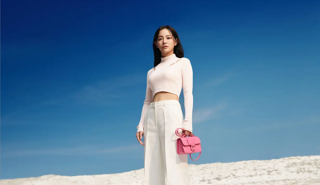 Dalam sejumlah penampilan Se-jeoung terlihat mengenakan deretan koleksi Longchamp dengan OOTD beragam. [Foto: Longchamp]