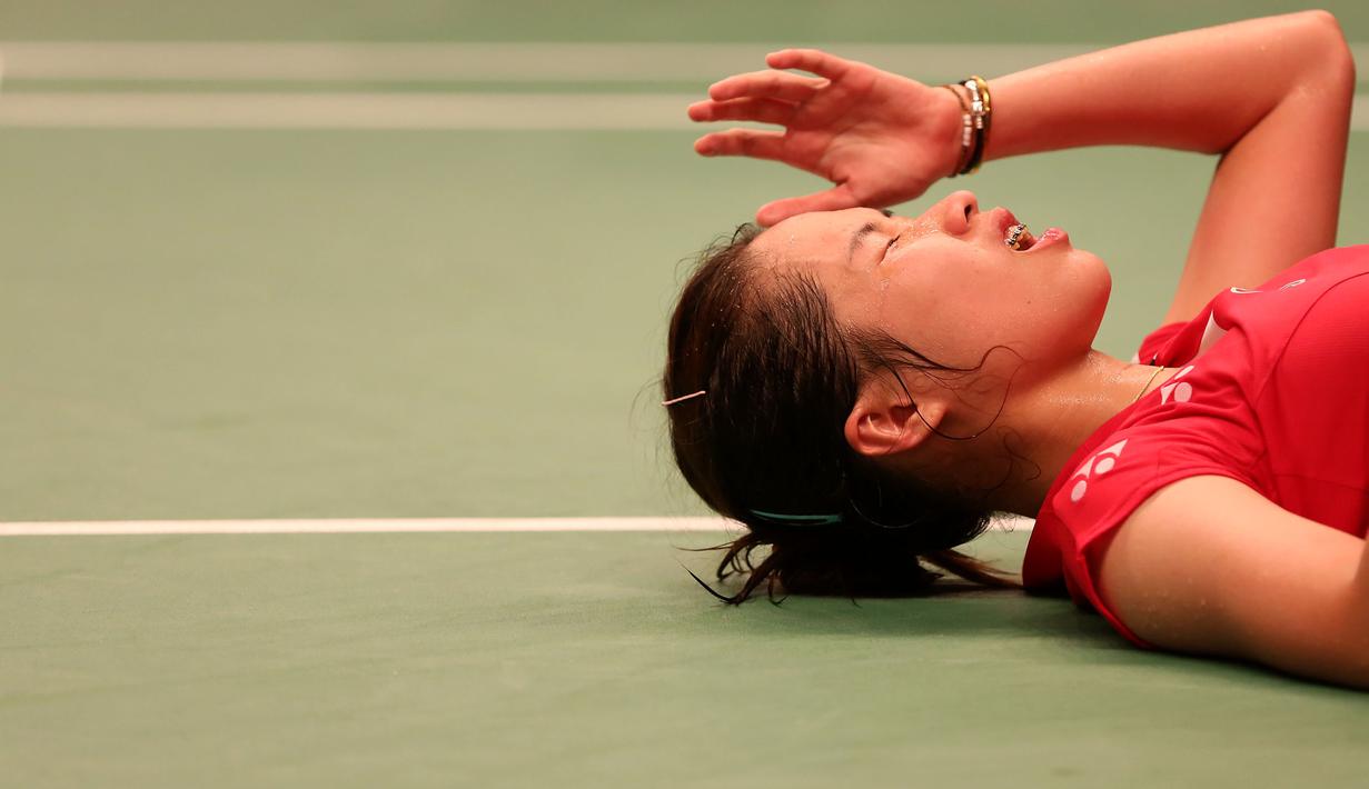 Ratchanok Intanon, menahan rasa sakit dari kaki kanannya yang cedera saat bertanding melawan, Lindaweni Fanetri, dalam babak 16 Besar Kejuaraan Dunia Bulutangkis 2015 di Istora Gelora Bung Karno, Jakarta. Kamis (13/8/2015). (Bola.com/Arief Bagus)