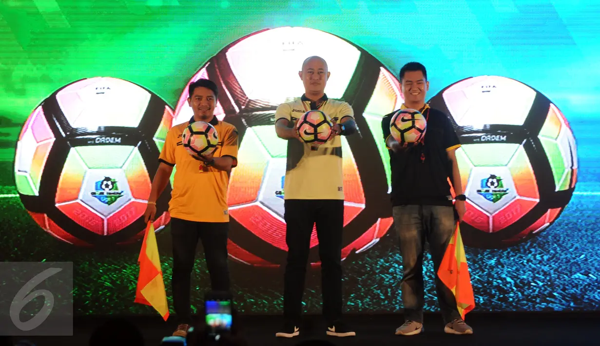 Model memperagakan seragam wasit yang akan memimpin pertandingan saat peluncuran Liga 1  di Jakarta, Senin (10/4). Liga 1 akan digelar pada 15 April mendatang dan diikuti 18 tim.  (Liputan6.com/Helmi Fithriansyah)