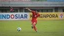 Pemain Vietnam U-19, Khuat Van Khang melepaskan tendangan penalti saat melawan Thailand U-19 pada laga perebutan tempat ketiga Piala AFF U-19 2022 di Stadion Patriot Chandrabhaga, Bekasi, Jumat (15/7/2022). (Bola.com/Bagaskara Lazuardi)
