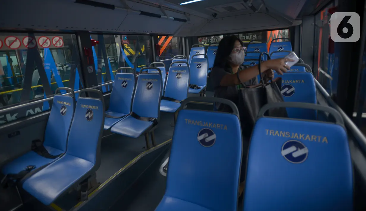 Penumpang menaiki bus listrik Transjakarta saat peluncuran di Terminal Kampung Rambutan, Jakarta, Rabu (8/6/2022). Pemprov DKI meluncuran tiga buah bus listrik Transjakarta merek Zhongtong, Skywell, dan Golden Dragon untuk diujicobakan. (merdeka.com/Imam Buhori)
