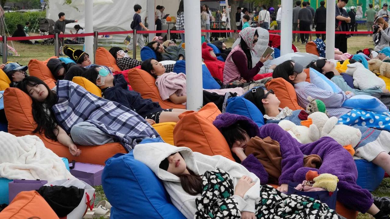 FOTO: Ratusan Warga Seoul Ikuti Kompetisi Tidur Siang di Tepi Sungai Han