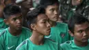 Para pemain Timnas Indonesia U-16, tampak fokus saat nobar Timnas U-19 melawan Brunei Stadion Atang Sutresna, Jakarta Timur, Selasa (12/9/2017). Nobar dilakukan sebelum acara pelepasan Timnas U-16. (Bola.com/Vitalis Yogi Trisna)