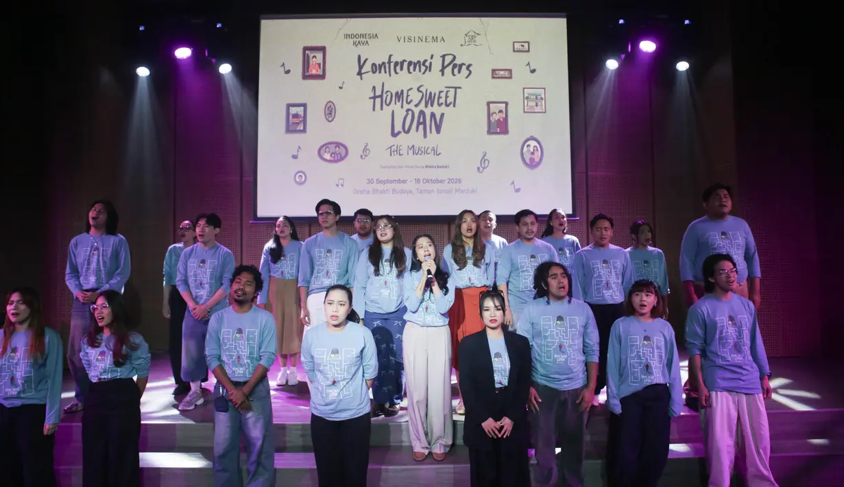 Pemeran memperkenalkan Home Sweet Loan The Musical saat peluncuran di Jakarta, Kamis (6/8/2026). Adaptasi dari novel karya Almira Bastari ini akan dipentaskan dalam 23 pertunjukan pada 30 September hingga 18 Oktober 2026 di Graha Bhakti Budaya, Taman Ismail Marzuki, Jakarta, dengan menghadirkan lima lagu orisinal karya Idgitaf sebagai bagian dari pengembangan cerita. (KLY/ Budy Santoso)
