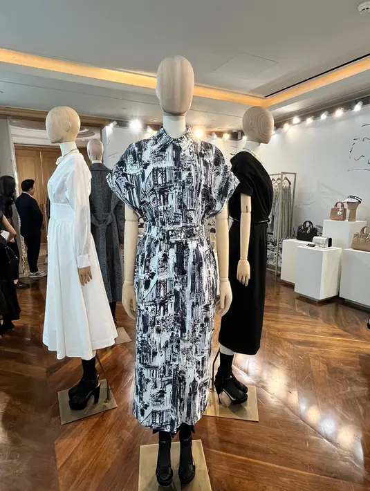 Didominasi warna hitam, putih, abu-abu, koleksi musim gugur 2024 dari Dior begitu timeless. Dari mulai busana, tas, perhiasan, sepatu hingga kacamata tersedia lengkap dengan sentuhan glamor ala tahun 40'an.  [Foto: Fimela.com]