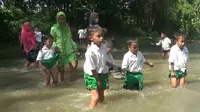 Demi menuju sekolahnya, para siswa ini harus menyeberangi sungai selebar 15 meter dengan arus yang deras. (Liputan6.com/Dian Kurniawan).