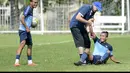 Pelatih timnas Indonesia Alfred Rield (kedua kiri) membantu Zulham Malik Zamrun berdiri disaksikan Rizki Pora (kiri) saat latihan di lapangan 1, komplek stadion My Dinh, Hanoi, Minggu (23/11). (ANTARA FOTO/Prasetyo Utomo)