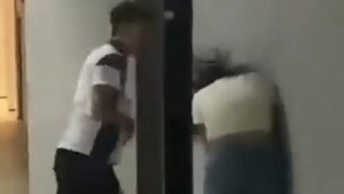 <p>Sebuah video kekerasan viral di jagat media sosial Malaysia. Polisi yang menerima laporan tersebut kini menyelidiki pelaku di dalam video (Tangkapan Layar).</p>