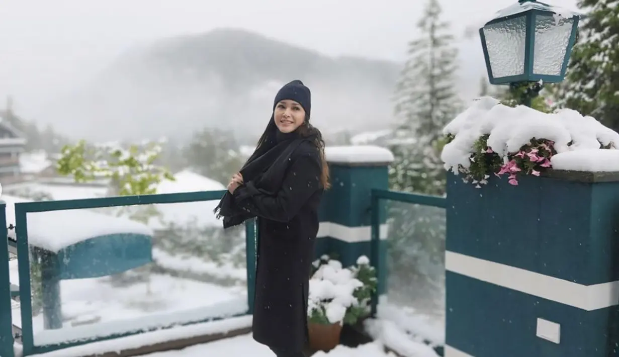 Dengan overcoat hitam, ia juga tampil memukau dengan beannies yang dikenakannya. [Foto: Instagram/ Maia Estianty]