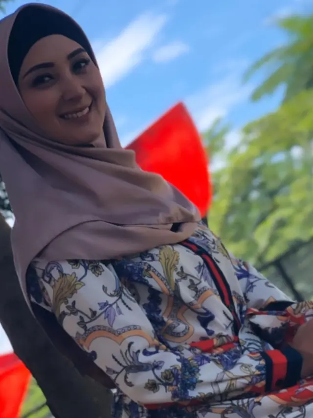 7 Pesona Della Puspita Pakai Hijab Ini Makin Memesona