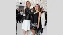 Kali ini aktris Emma Watson (kanan) menjadi korban keusilan Jennifer Lawrence di Paris, Senin (7/7/14). (Getty Images)