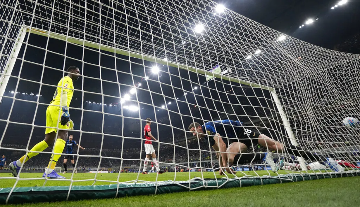 Pemain Inter Milan Robin Gosens mengambil bola setelah mencetak gol gawang AC Milan pada leg kedua semifinal Coppa Italia di Stadion San Siro, Milan, Italia, 19 April 2022. Inter Milan menang 3-0. (AP Photo/Luca Bruno)