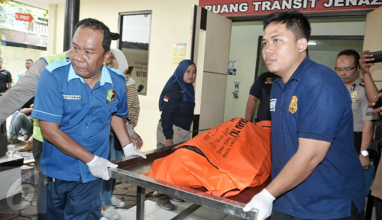 Petugas membawa jenazah tersangka sindikat narkoba WN Nigeria yang tewas ditembak untuk diotopsi di RS Polri Jakarta, Jumat (6/1). Dittipidnarkoba Bareskrim bersama Bea Cukai membongkar sindikat narkoba jaringan internasional. (Liputan6.com/Yoppy Renato)