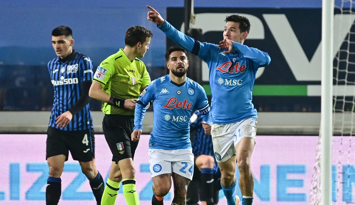 Striker Napoli, Hirving Lozano (kanan) melakukan selebrasi usai mencetak gol ke gawang Atalanta dalam laga leg kedua semifinal Coppa Italia 2020/21 di The Azzurri d'Italia Stadium, Rabu (10/2/2021). Napoli kalah 1-3 dari Atalanta. (AFP/Miguel Medina)
