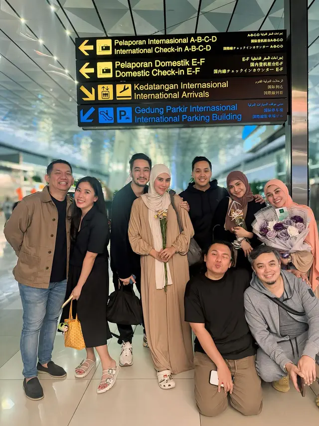 7 Potret Syahnaz Sadiqah yang Pulang Berhaji, Kini Tampil Berhijab