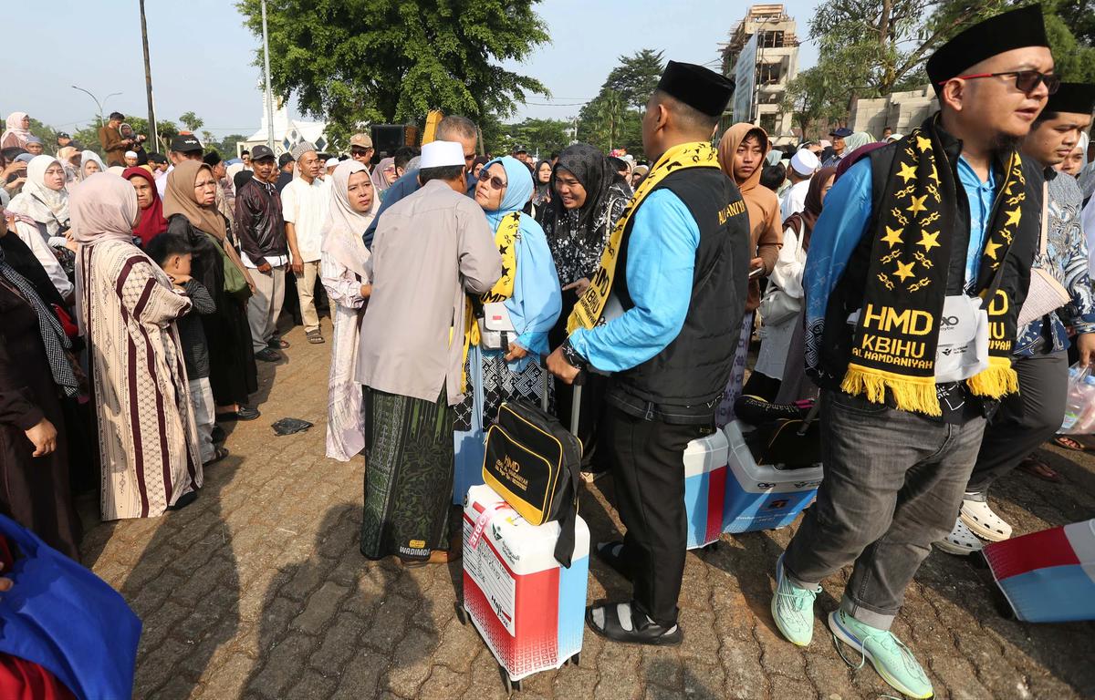 FOTO: Peluk Perpisahan Iringi Keberangkatan Jemaah Haji Bogor