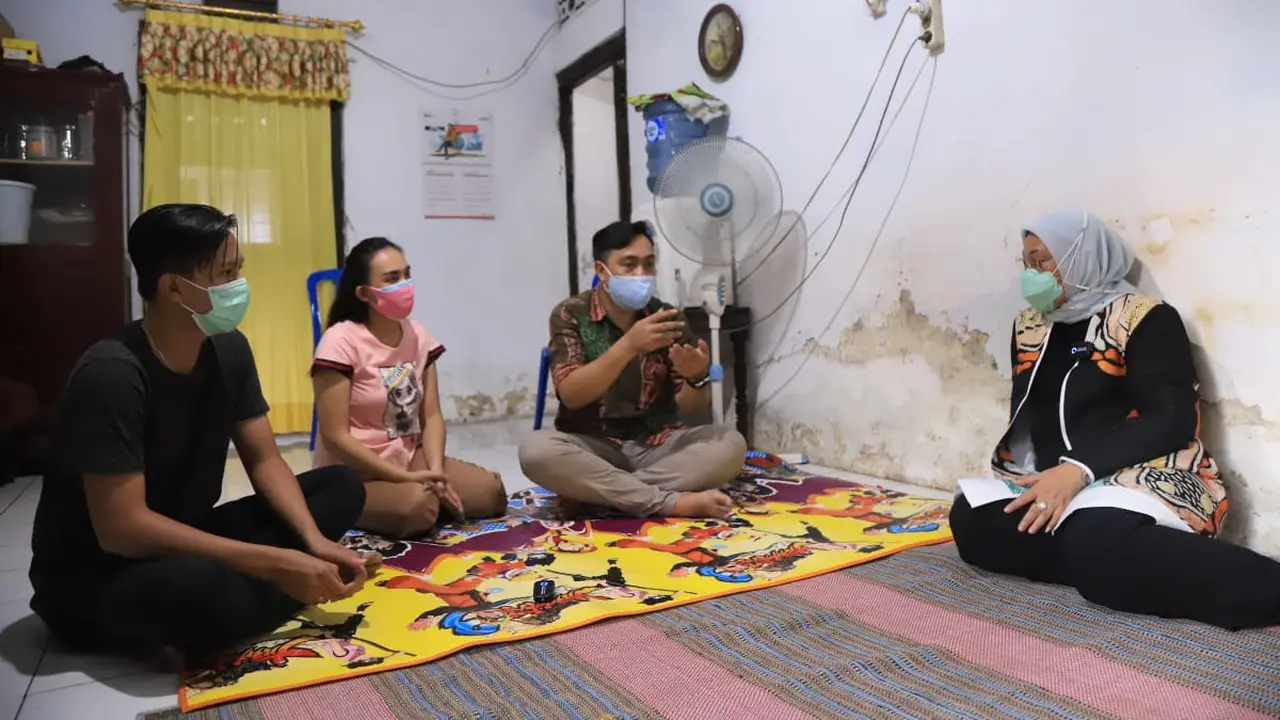 Menaker Ida bertemu dengan penerima BSU di Manado, Sulawesi Utara.