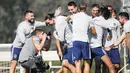 Mantan Striker Manchester United, Zlatan Ibrahimovic, disambut rekannya saat perkenalan oleh LA Galaxy di StubHub Center, AS, Sabtu (30/3/3028). LA Galaxy menjadi klub kesembilan sepanjang karier pria Swedia ini. (AP/Ringo H.W. Chiu)