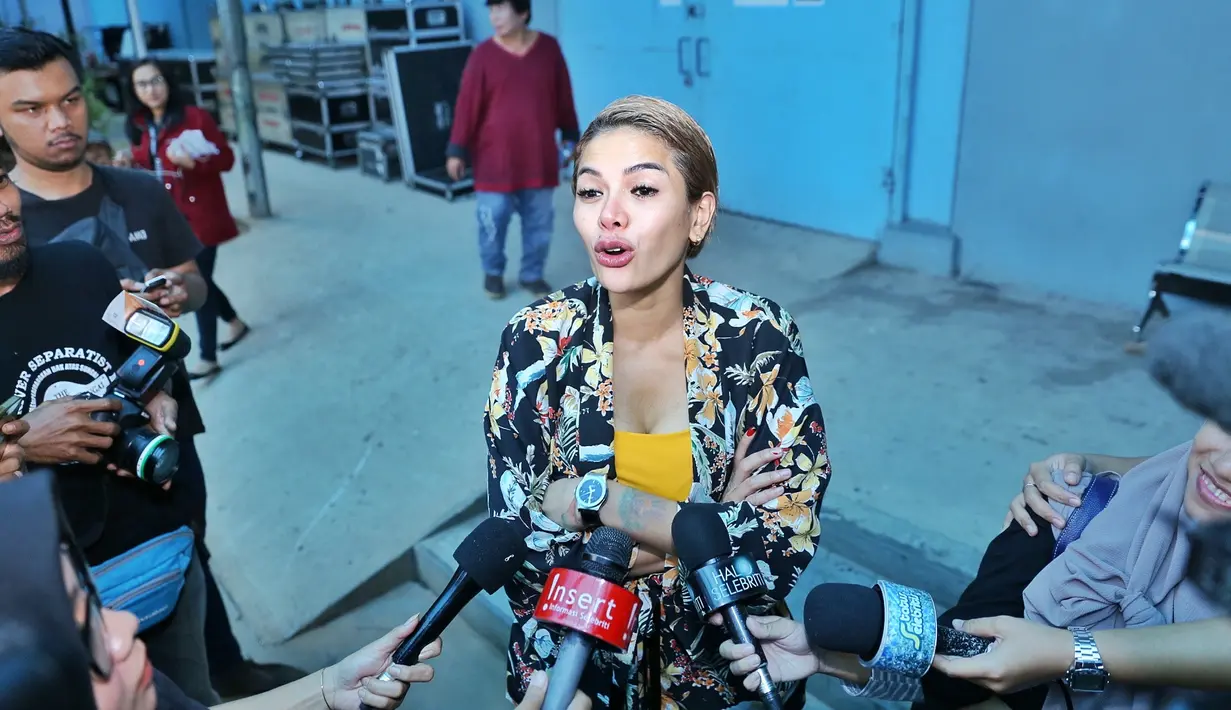 Perempuan 32 tahun itu mengaku jarang membeli baju. Ia mengaku beda dengan artis lain. Bahkan, ia santai saat mengenakan baju yang sama meski beberapa kali. (Nurwahyunan/Bintang.com)