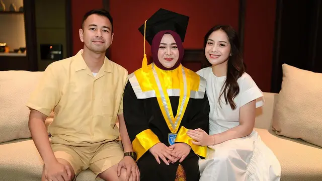 Potret Keluarga Raffi Ahmad Rayakan Wisuda Lala Pengasuh Rafathar (credit: instagram/raffinagita1717).