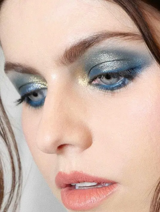 Alexandra Daddario memiliki darah campuran Italia, Irlandia, Hungaria, dan Inggris. Negara-negara tersebut juga terkenal dengan penghasil wanita bermata biru tercantik di dunia. (Instagram/alexandradaddario)