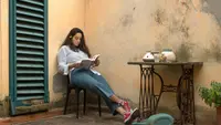 Ilustrasi membaca buku, belajar news item text. (Foto oleh Maisie  Kane: https://www.pexels.com/id-id/foto/wanita-buku-buku-di-luar-rumah-membaca-4590202/)