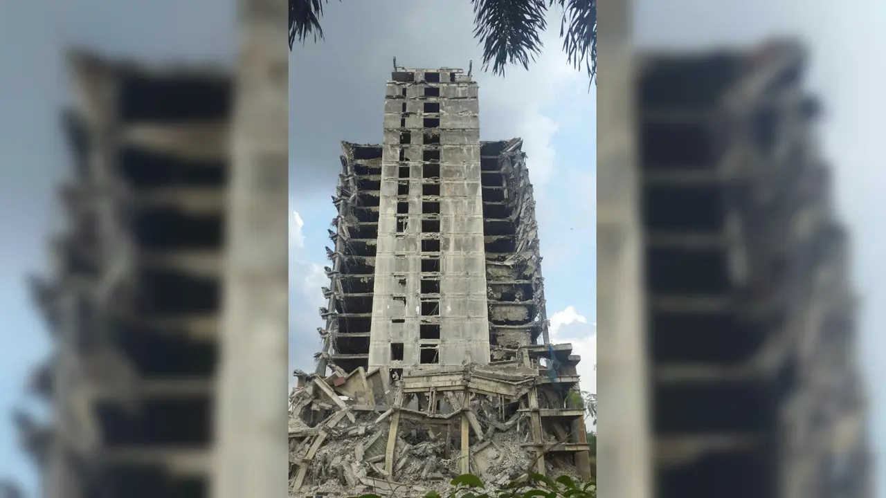 Gedung tua di Bintaro Roboh