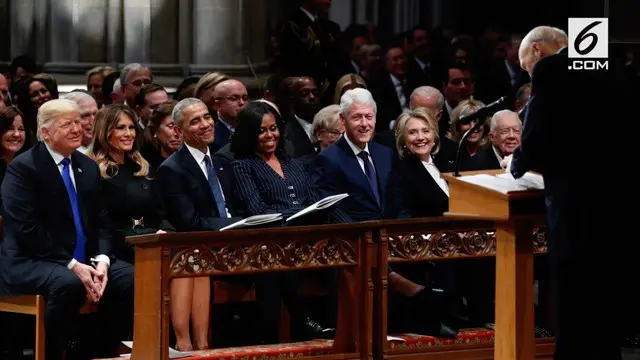 Presiden Trump duduk berderet dengan para pendahulunya. Ia berdampingan dengan mantan Presiden Obama dan Clinton.