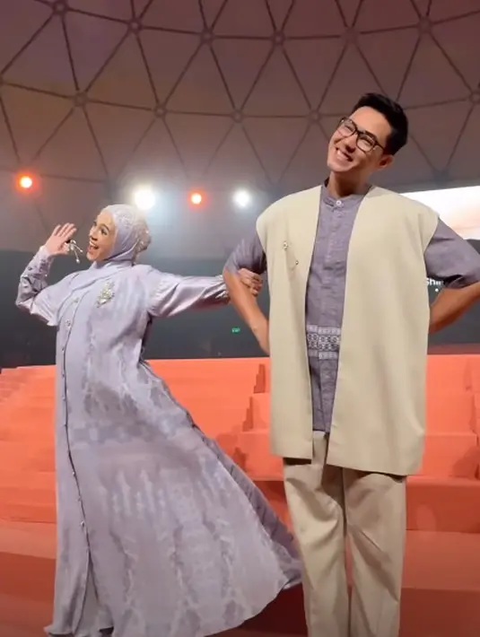 Kinos dan Nycta Gina tampil sebagai couple gemas dengan busana lavender dari Shireen Sungkar [@kinosnoski]