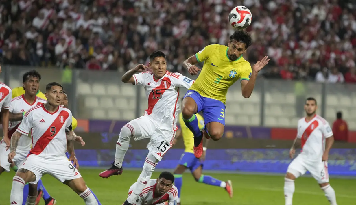 Pemain Brasil, Marquinhos, menyundul bola saat melawan Peru pada laga kualifikasi Piala Dunia 2026 zona CONMEBOL, Rabu, (13/9/2023). Tim Samba menang dengan skor tipis 1-0. (AP Photo/Martin Mejia)