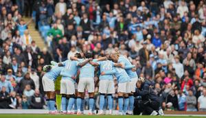 Pemain Manchester City melakukan briefing bersama sebelum kickoff laga Premier League melawan Burnley di Manchester - AP Photo/Jon Super