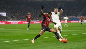 Mario Gila dari Lazio (kanan) dan Christopher Nkunku dari AC Milan berebut bola dalam laga Serie A antara AC Milan dan Lazio di San Siro, Milan, Italia, Sabtu, 29 November 2025. (AP Photo/Antonio Calanni)