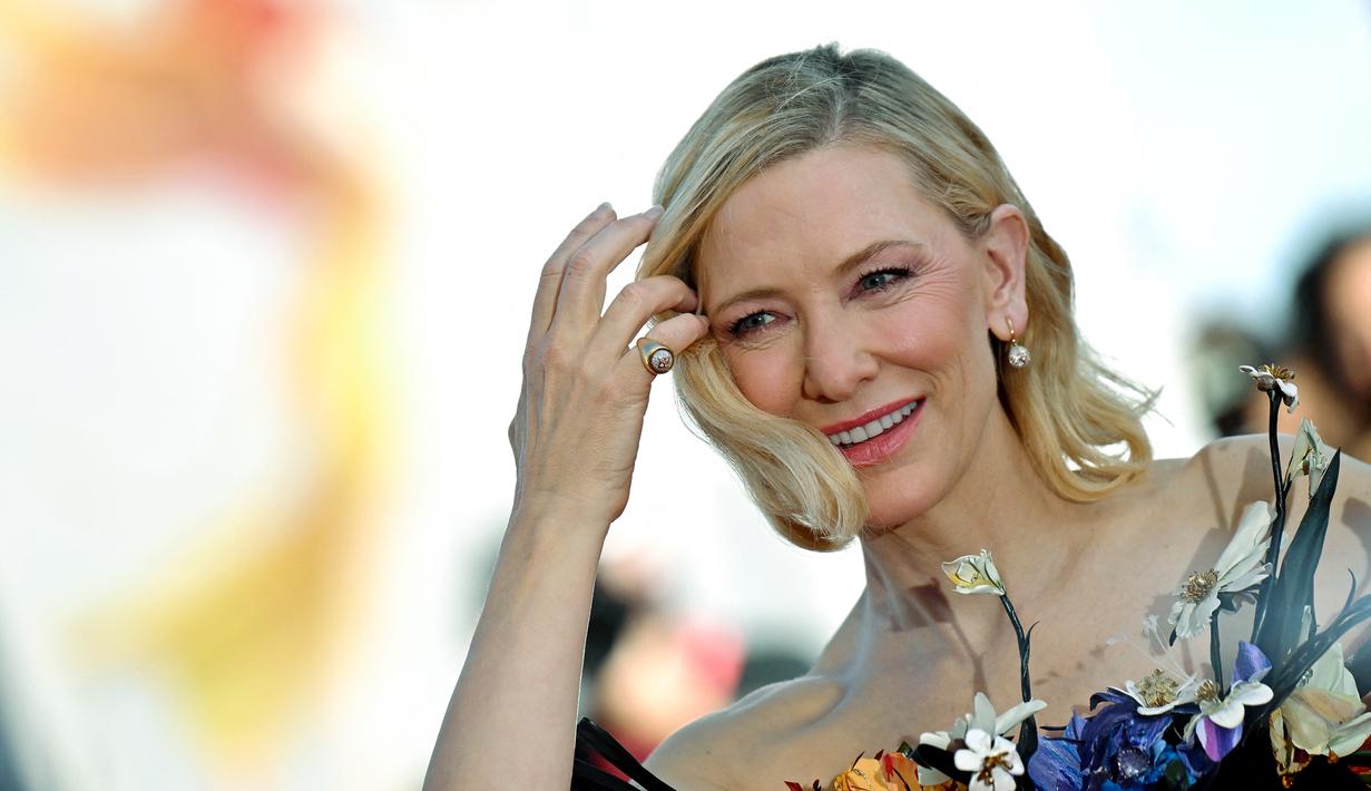 Aktris Australia Cate Blanchett saat tiba untuk pemutaran film 'Tar' pada ajang Venice Film Festival 2022 di Venesia, Italia, 1 September 2022. Penampilan Cate Blanchett mendapat sentuhan dari desainer Daniel Roseberry. (Tiziana FABI/AFP)