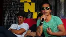 Personel grup band Slank, Kaka (kanan) memberi keterangan pers di Gang Potlot, Jakarta, Minggu (22/3). Slank mengklarifikasi bahwa Abdee Negara sedang cuti karena sakit gagal ginjal yang diderita Abdee. (Liputan6.com/Yoppy Renato)