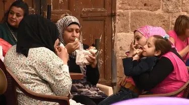 Pasangan pemandu acara dari Prancis ini memberanikan diri wisata kuliner ke Saida di Lebanon dan ikut makan hati kambing mentah dan otak sapi yang dipanggang.