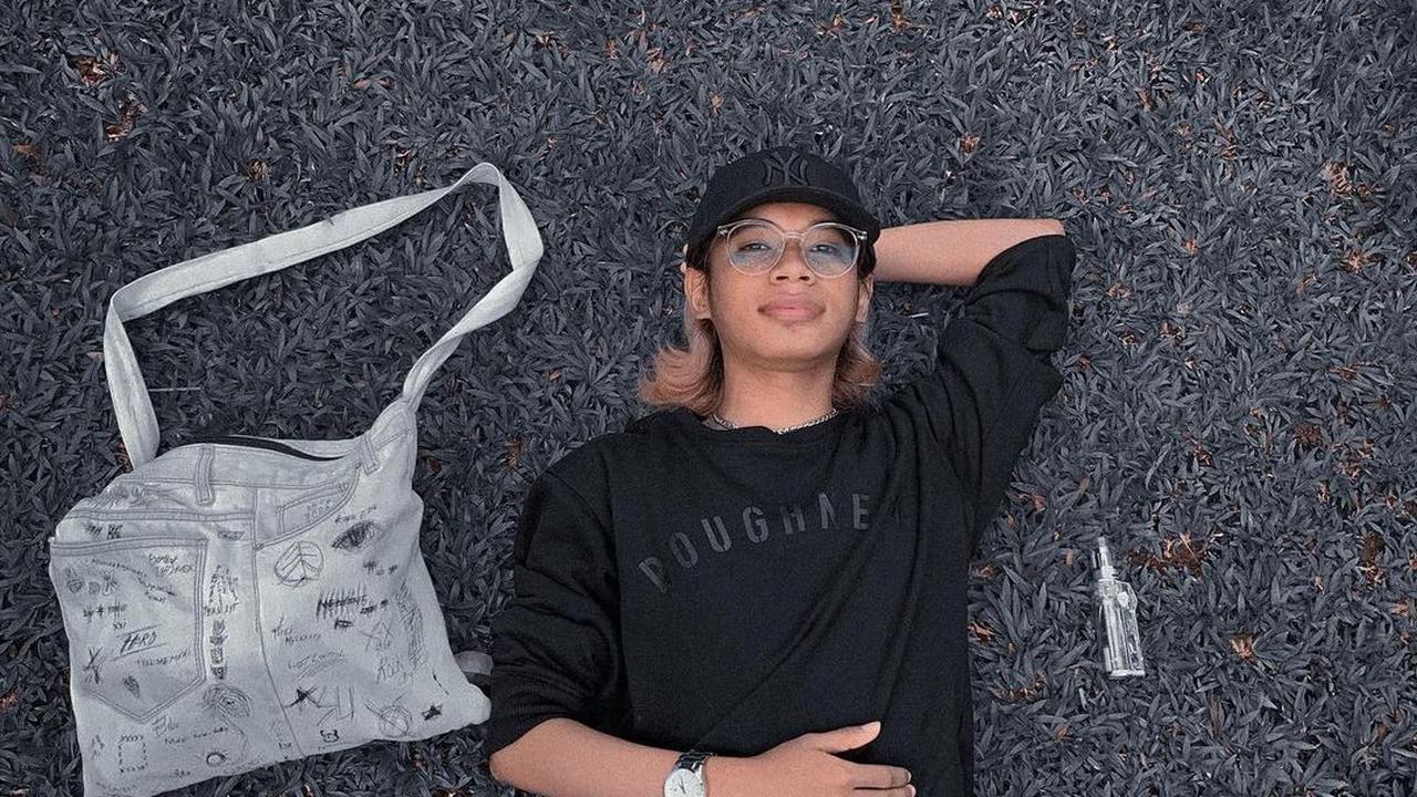 Jenazah Muhammad Naufal Zidan (19), mahasiswa Sastra Rusia Universitas Indonesia (UI) yang dibunuh seniornya tiba di kediaman orang tuanya di Lumajang, Jawa Timur, pada Sabtu (5/8/2023). Isak tangis menggema menyambutnya.
